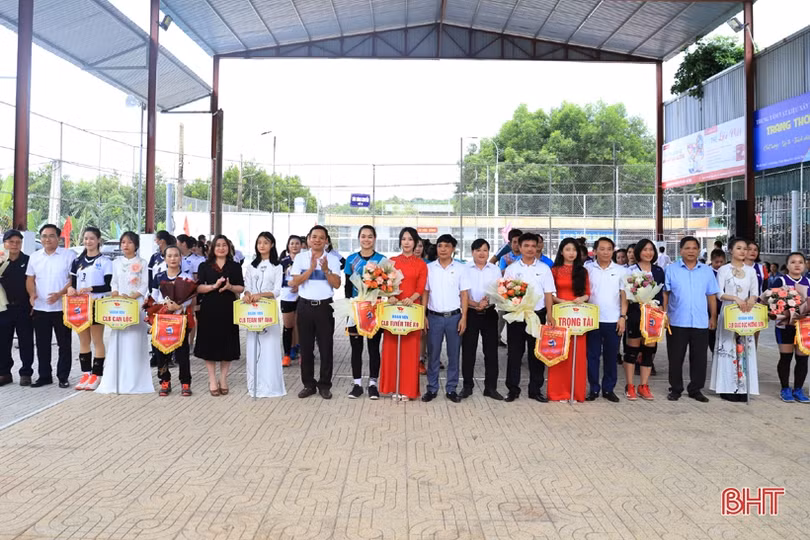 Khởi tranh Giải Bóng chuyền nữ huyện Hương Sơn tranh cúp Trần Kim Xuyến 