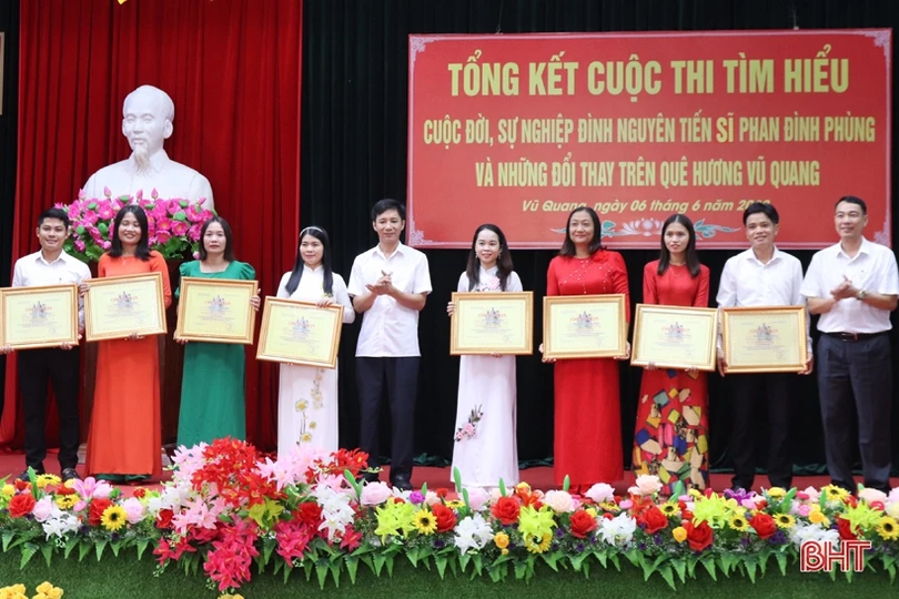 Trao giải Cuộc thi viết về Đình nguyên Tiến sỹ Phan Đình Phùng và huyện Vũ Quang