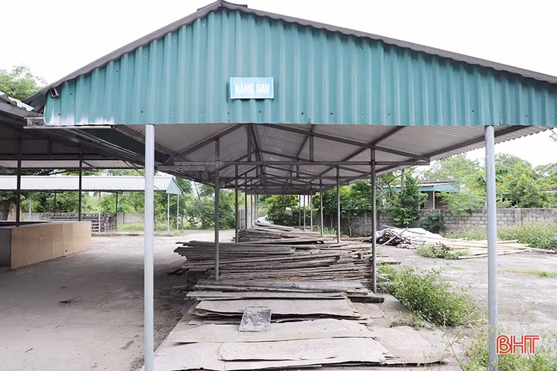 Chợ ở Nghi Xuân bỏ hoang, tiểu thương bày bán hàng bên lề đường