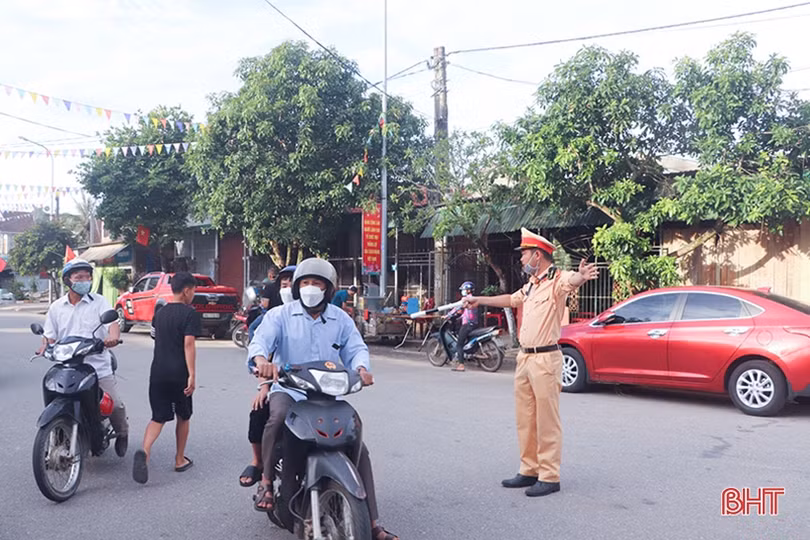 Thí sinh Hà Tĩnh thực hiện nghiêm quy chế trường thi, bắt đầu làm bài tự luận môn Ngữ văn