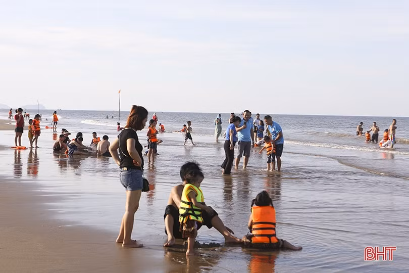 Du khách đổ về biển Hà Tĩnh “giải nhiệt” dịp cuối tuần