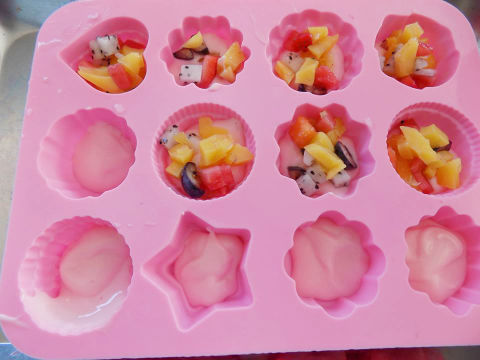 cuoi tuan thanh thoi me tro tai lam kem sua chua trai cay ngon me ly