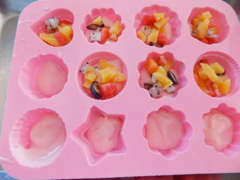 cuoi tuan thanh thoi me tro tai lam kem sua chua trai cay ngon me ly