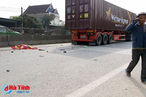 va cham voi xe container 1 nguoi chet 1 nguoi bi thuong nang