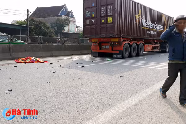 va cham voi xe container 1 nguoi chet 1 nguoi bi thuong nang