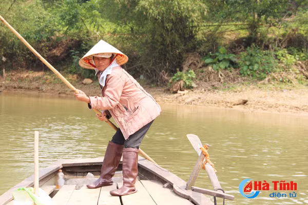 nhoc nhan phan nu cheo do tren song ngan sau