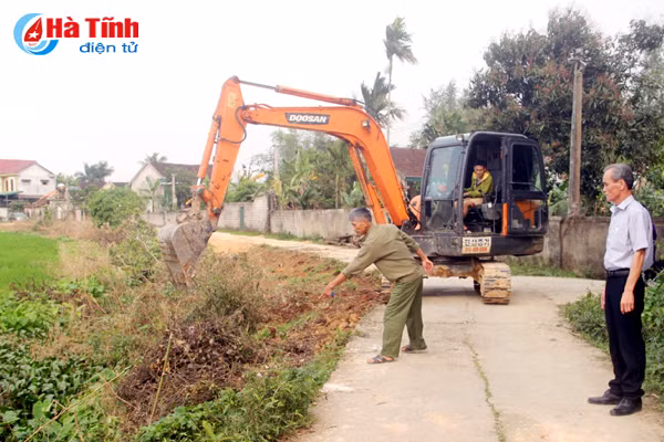 khi can bo xa lam bi thu thon