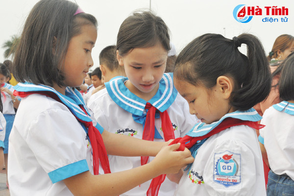 photo em mang tren vai mau khan tuoi tham
