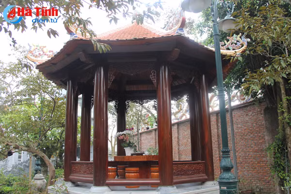 Choáng ngợp những pho tượng dát vàng tại điện Trần ở Hà Tĩnh