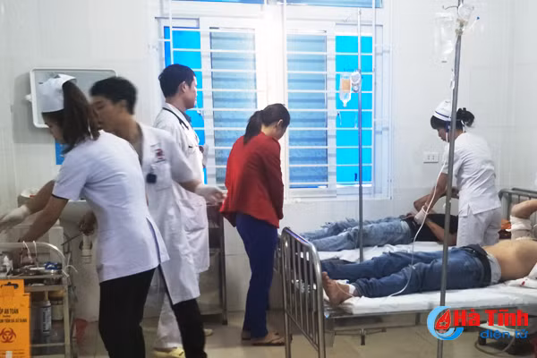 lien tiep 3 vu tai nan trong mot buoi 4 nguoi nhap vien