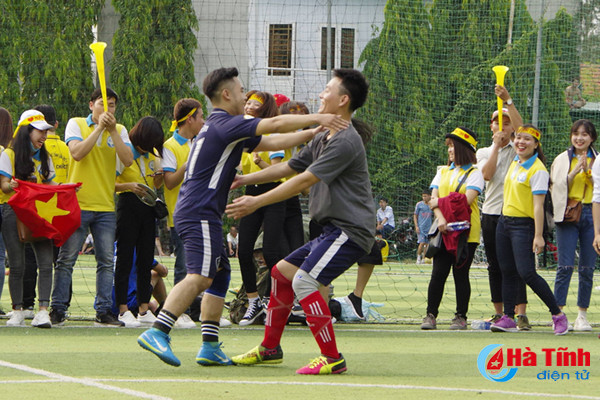 khoi tranh giai bong da sinh vien nghe tinh tai thanh pho mang ten bac