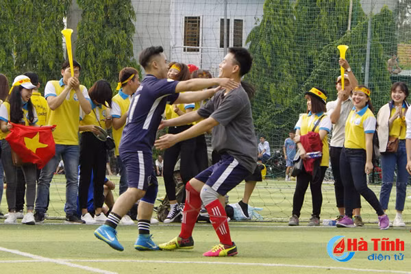 khoi tranh giai bong da sinh vien nghe tinh tai thanh pho mang ten bac