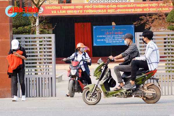 hoc sinh vi pham luat giao thong tu ben thuy den deo ngang