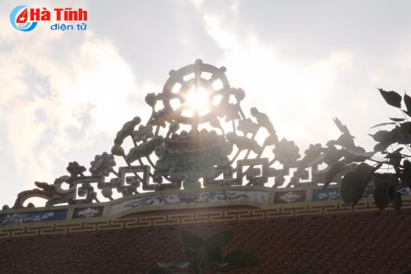 Choáng ngợp những pho tượng dát vàng tại điện Trần ở Hà Tĩnh