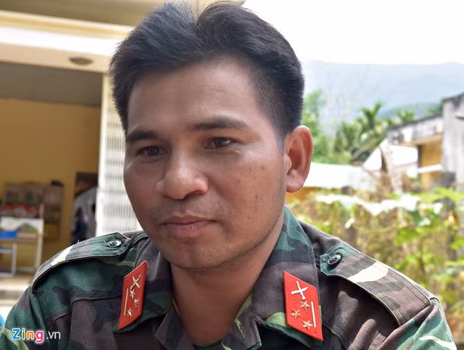 Thượng úy Đinh Văn Hút, trợ lý Chính trị Ban chỉ huy Quân sự huyện Sơn Hà, kể lại khoảnh khắc trấn áp, bắt giữ hai nghi can trốn giữa rừng. Ảnh: Minh Hoàng. hon 20 gio truy lung nghi can ban chet nguoi tron giua rung