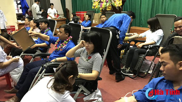 hon 600 doan vien thanh nien cong doan loc ha tham gia hien mau