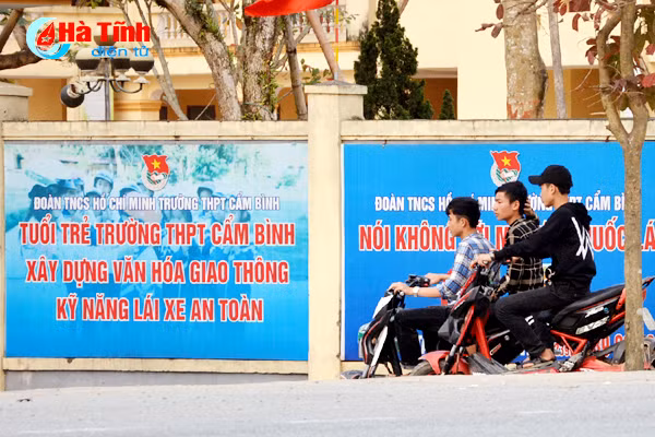 hoc sinh vi pham luat giao thong tu ben thuy den deo ngang