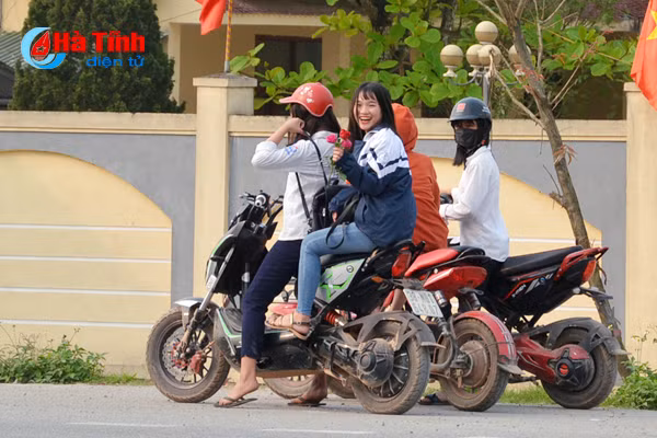 hoc sinh vi pham luat giao thong tu ben thuy den deo ngang