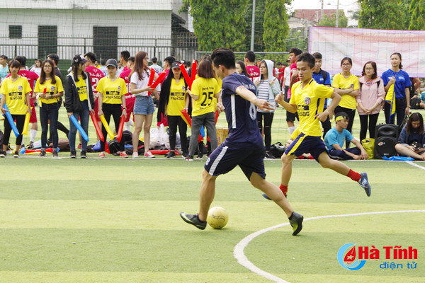 khoi tranh giai bong da sinh vien nghe tinh tai thanh pho mang ten bac