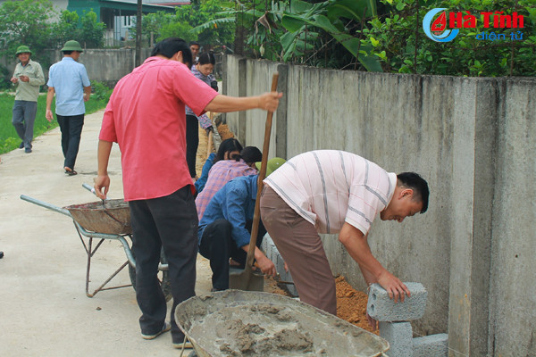 can bo cong chuc huyen can loc cung nguoi dan lam nong thon moi