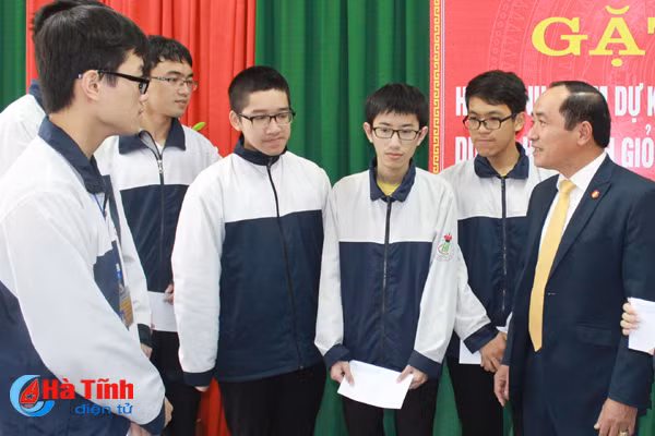 chu tich ubnd tinh ha tinh tang bang khen 31 hoc sinh doat giai quoc gia