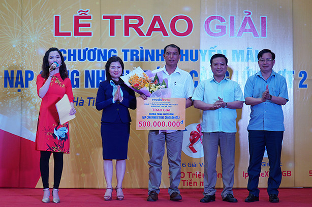 mobifone trao 500 trieu dong cho khach hang trung giai nap cang nhieu trung cang lon