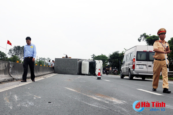 xe tai mat lai lat ngang giua quoc lo 1a