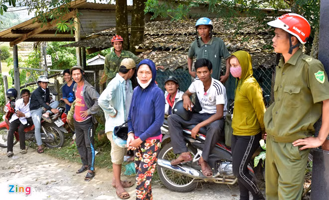 Dân làng Sơn Ba (huyện Sơn Hà) thở phào sau khi cảnh sát, bộ đội truy bắt thành công hai nghi can nguy hiểm trốn giữa rừng. Ảnh: Minh Hoàng. hon 20 gio truy lung nghi can ban chet nguoi tron giua rung