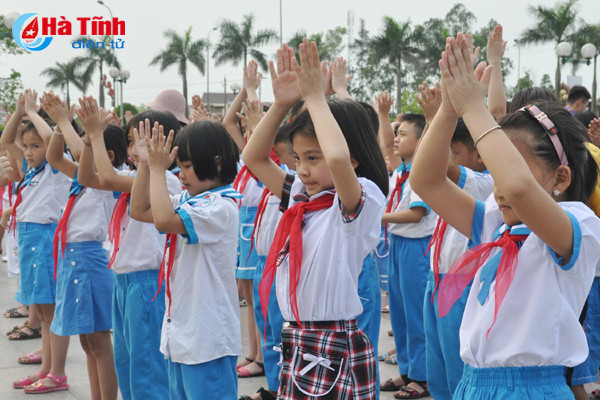 photo em mang tren vai mau khan tuoi tham