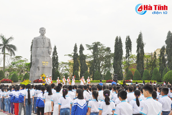 photo em mang tren vai mau khan tuoi tham