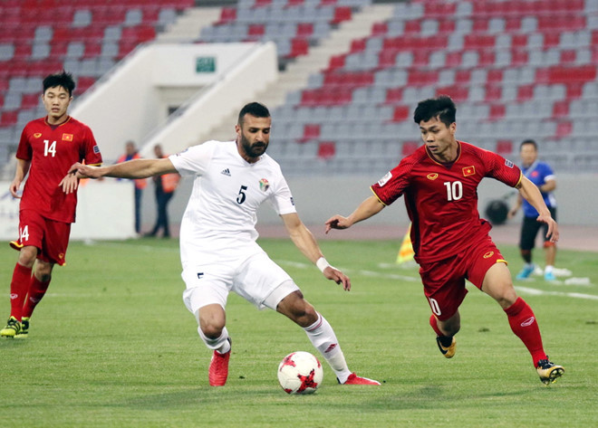 Công Phượng (phải) và đồng đội đã có một trận cầu chất lượng trước đối thủ mạnh và được chơi trên sân nhà. Ảnh: VFF. voi hlv park bong da viet nam co co hoi o asiad va aff cup