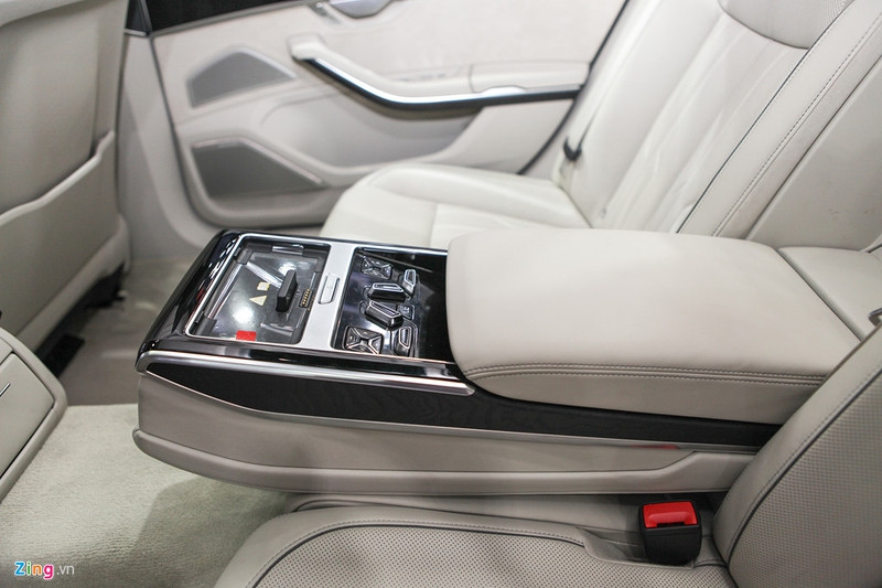 Hai máy tính bảng này sử dụng hệ điều hành Android 10.1, có thể gỡ ra để sử dụng như một máy tính bảng thông thường. Tuy nhiên ở phiên bản trưng bày tại Bangkok Motor Show 2018, các màn hình cảm ứng này đã được lược bỏ. audi a8l 2018 gia tu 200 000 usd tai thai lan