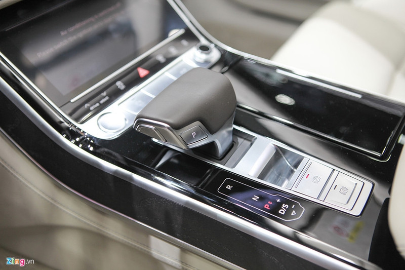 Audi A8L 2018 tại thị trường Thái Lan được trang bị hệ thống động cơ tăng áp V6 TFSI 3.0L công suất 340 mã lực tại 5.000 vòng/phút đến 6.400 vòng/phút, mô-men xoắn cực đại 500 Nm tại tại 1.370 vòng/phút đến 4.500 vòng/phút, đi kèm hộp số tự động 8 cấp và hệ dẫn động Quattro của Audi. audi a8l 2018 gia tu 200 000 usd tai thai lan