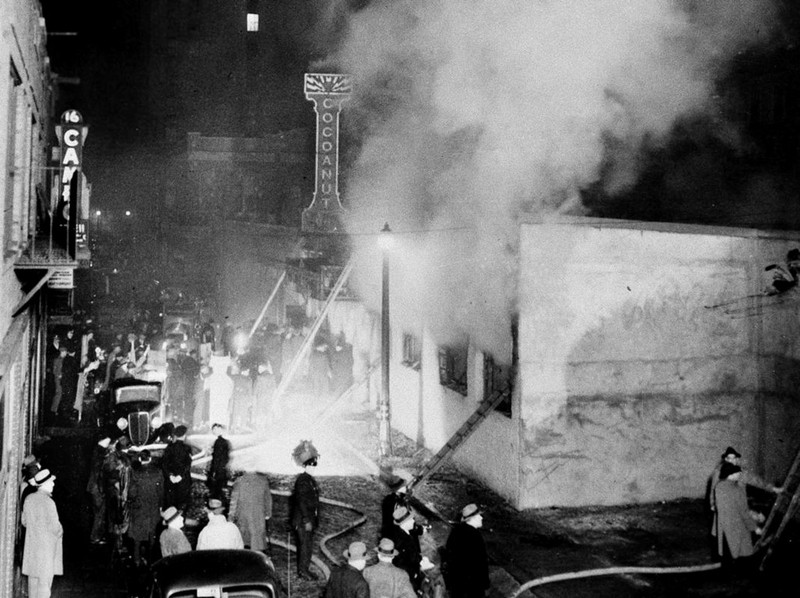 Vụ cháy hộp đêm Cocoanut Grove làm 492 người thiệt mạng: Tháng 11/1942, hỏa hoạn xảy ra tai hộp đêm Cocoanut Grove, thành phố Boston, Mỹ. Đây được cho là vụ cháy hộp đêm gây thương vong nhiều nhất lịch sử nước Mỹ với 492 người thiệt mạng. Vào thời điểm xảy ra, vụ việc ngay lập tức trở thành tiêu điểm trang bìa nhiều tờ báo thay cho các bài viết về thế Thế chiến thứ II. Ảnh: AP. 10 vu hoa hoan gay chan dong trong lich su