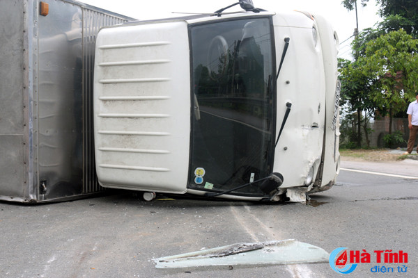 xe tai mat lai lat ngang giua quoc lo 1a