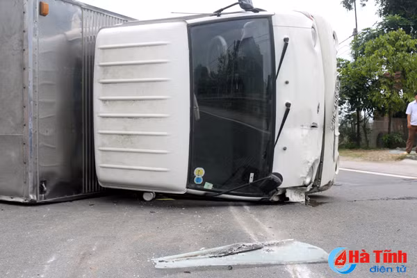 xe tai mat lai lat ngang giua quoc lo 1a