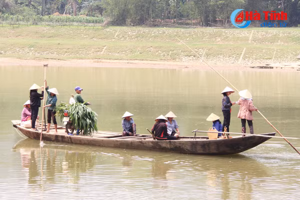 nhoc nhan phan nu cheo do tren song ngan sau