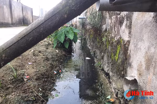 muong thoat nuoc khong nap day gay o nhiem tiem an mat atgt