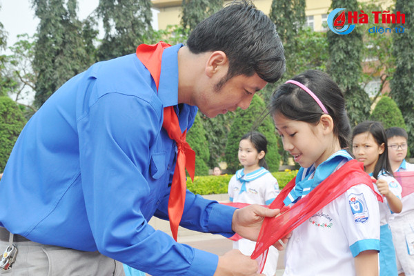 photo em mang tren vai mau khan tuoi tham