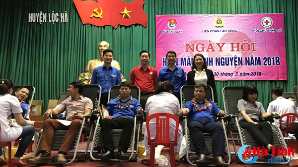 hon 600 doan vien thanh nien cong doan loc ha tham gia hien mau