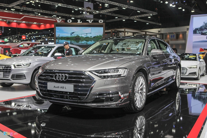 Thế hệ mới của chiếc sedan hạng sang A8L được phát triển dựa trên concept Prologue từng được Audi giới thiệu vào năm 2014. A8L 2018 sở hữu ngôn ngữ thiết kế mới, sẽ áp dụng cho gần như tất cả sản phẩm trong tương lai. audi a8l 2018 gia tu 200 000 usd tai thai lan