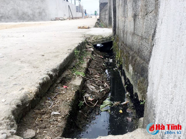 muong thoat nuoc khong nap day gay o nhiem tiem an mat atgt