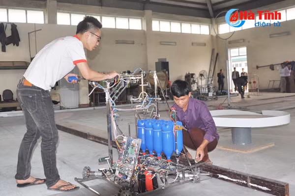 robot ha tinh san sang chinh chien tai dau truong robocon 2018