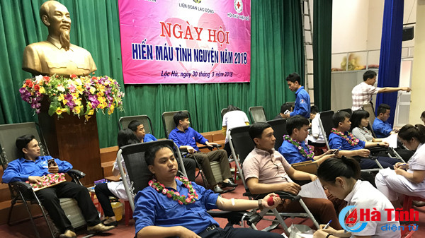 hon 600 doan vien thanh nien cong doan loc ha tham gia hien mau