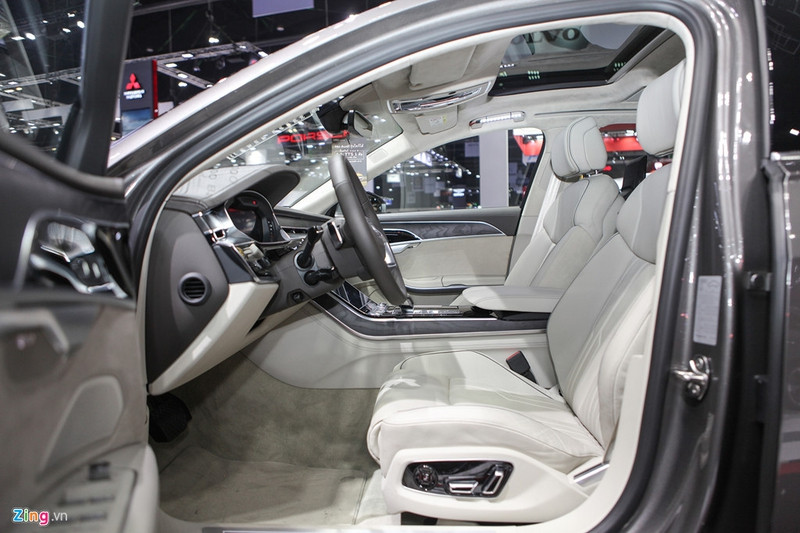 Tại thị trường Thái Lan, phiên bản trục cơ sở kéo dài của chiếc Audi A8 2018 sẽ có hai phiên bản đi cùng giá bán cụ thể như sau: Audi A8L Premium có giá 6,799 triệu Bath ( tương đương 200.000 USD) và Audi A8L Prestige có giá 7,999 triệu Bath (tương đương 250.000 USD). audi a8l 2018 gia tu 200 000 usd tai thai lan