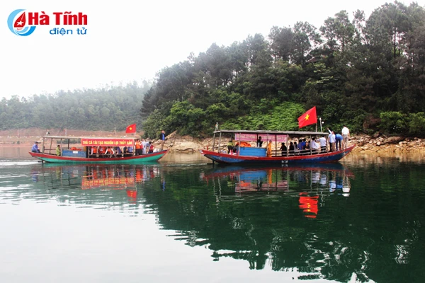 lanh dao ha tinh tha ca giong tai tao nguon loi thuy san
