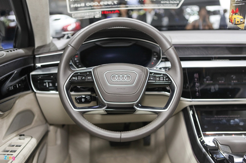 Audi A8 thế hệ thứ 4 được trang bị đồng hồ đo truyền thống dạng màn hình cỡ lớn 12,3 inch, màn hình hiển thị head-up 3,8 inch trên kính lái, hệ thống hai màn hình điều khiển chức năng cũng như thế hệ thống thông tin giải trí lần lượt 10,1 inch và 8,6 inch xếp tầng. audi a8l 2018 gia tu 200 000 usd tai thai lan