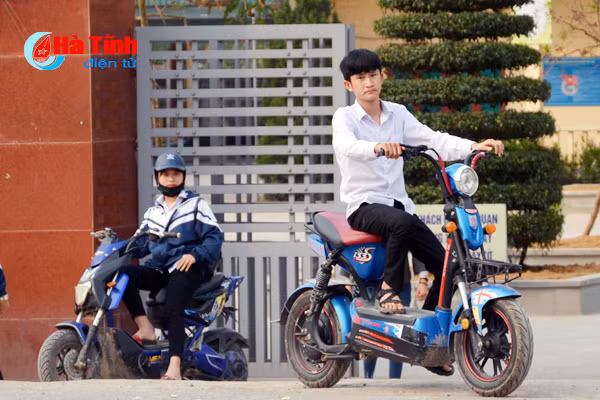 hoc sinh vi pham luat giao thong tu ben thuy den deo ngang