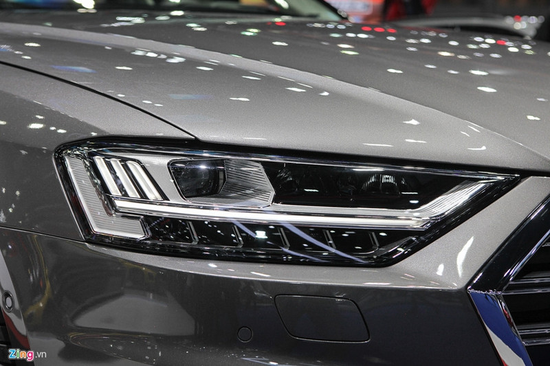 Hệ thống đèn pha góc cạnh tích hợp công nghệ LED (đèn pha và đèn chiều sáng ban ngày), hệ thống đèn sương mù cũng được tích hợp dải chrome bao quanh khá sang trọng. audi a8l 2018 gia tu 200 000 usd tai thai lan