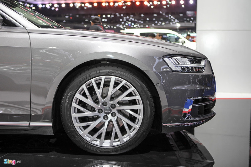 Thiết kế viền chrome sang trọng tiếp tục được sử dụng ở phần cửa kính chắn gió bên hông cũng như đường ốp quanh xe. audi a8l 2018 gia tu 200 000 usd tai thai lan